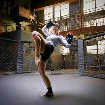 지나 카라노, 출신 보니…'섹시 파이터'