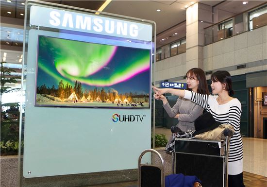 삼성전자가 이달 초부터 인천국제공항을 시작으로 김포공항과 KTX 역 24곳에 설치된 243대의 LED TV를 최신 SUHD TV로 전면 교체한다. (사진제공 : 삼성전자)