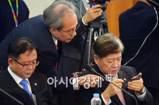 [포토]보고받는 정진엽 보건복지부 장관 