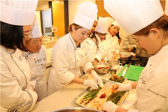 [포토]신세계푸드, 다문화가정과 김치 담그기 행사 개최