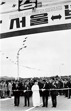 [아산 탄생 100주년]지프차 쪽잠 30개월… '경제고속도로' 열었다