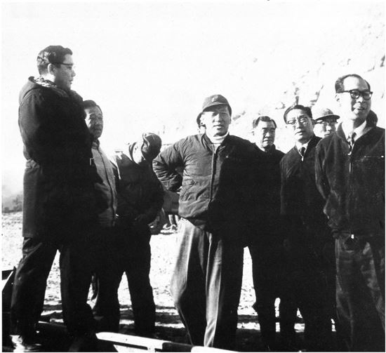 [아산 탄생 100주년]지프차 쪽잠 30개월… '경제고속도로' 열었다