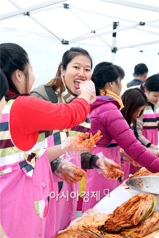 [포토]다문화 여성들, "남도김치" 맛있어요