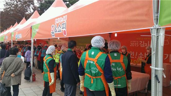 홈앤쇼핑, 직접 담근 김장 김치로 소외계층과 온기 나눈다