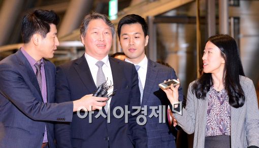 [포토]취재진들의 질문에 미소만 보이는 최태원 SK그룹 회장