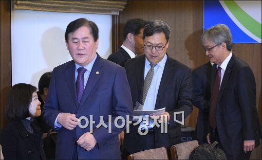 [포토]최경환 부총리, 경제연구소장 간담회