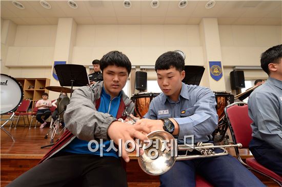 해군 장병과 시각장애 청소년들이 함께 악기를 연주하는 '아름다운 음악회' (사진제공=해군)