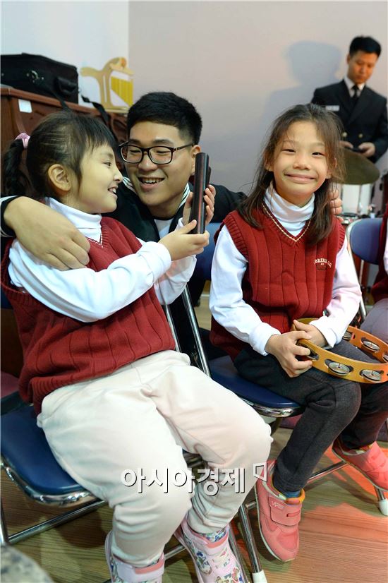 해군 장병과 시각장애 청소년들이 함께 악기를 연주하는 '아름다운 음악회' (사진제공=해군)