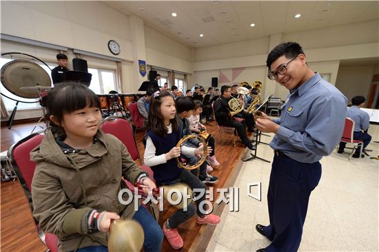 해군 장병과 시각장애 청소년들이 함께 악기를 연주하는 '아름다운 음악회' (사진제공=해군)