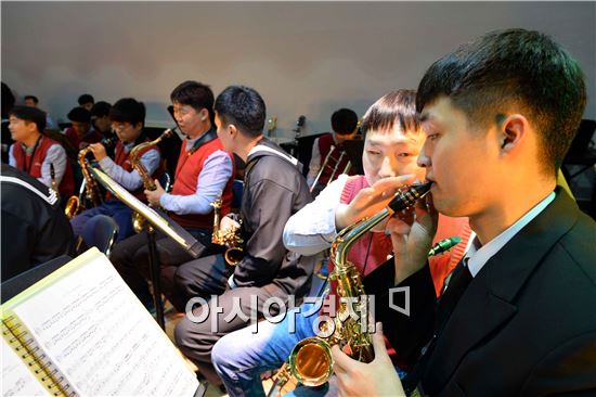 해군 장병과 시각장애 청소년들이 함께 악기를 연주하는 '아름다운 음악회' (사진제공=해군)