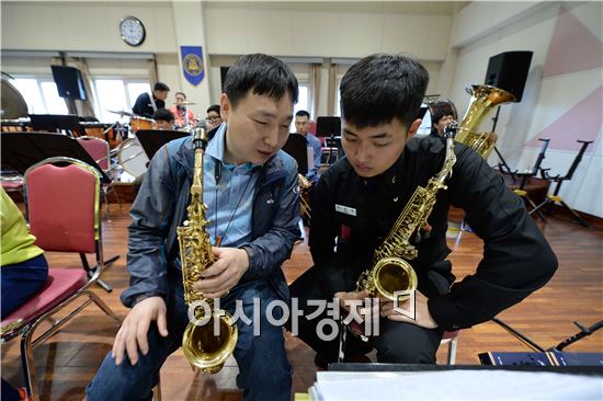 해군 장병과 시각장애 청소년들이 함께 악기를 연주하는 '아름다운 음악회' (사진제공=해군)