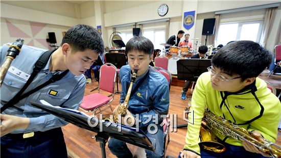 해군 장병과 시각장애 청소년들이 함께 악기를 연주하는 '아름다운 음악회' (사진제공=해군)
