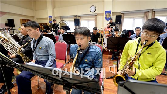 해군 장병과 시각장애 청소년들이 함께 악기를 연주하는 '아름다운 음악회' (사진제공=해군)