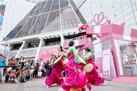 한국을 찾은 외국 여행객들이 한국전통공연을 즐기고 있다. 