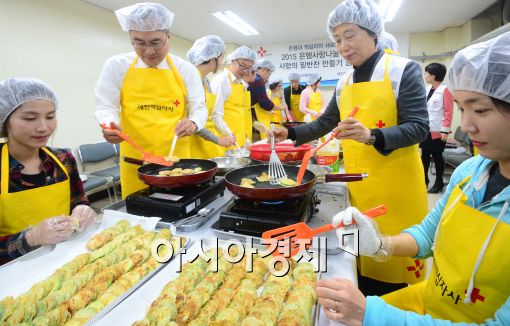 [포토]대한적십자사-전국은행연합회, '밑반찬 만들기 봉사활동'