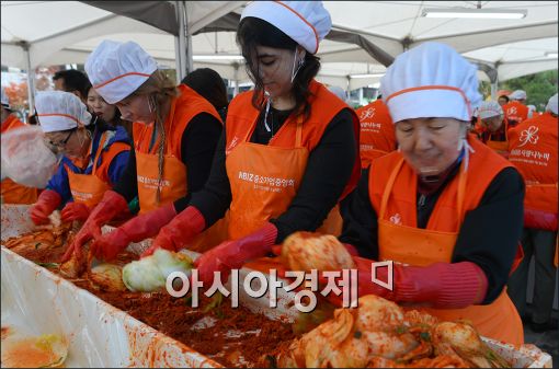 [포토]탈북민과 함께하는 '사랑의 김장 담그기'