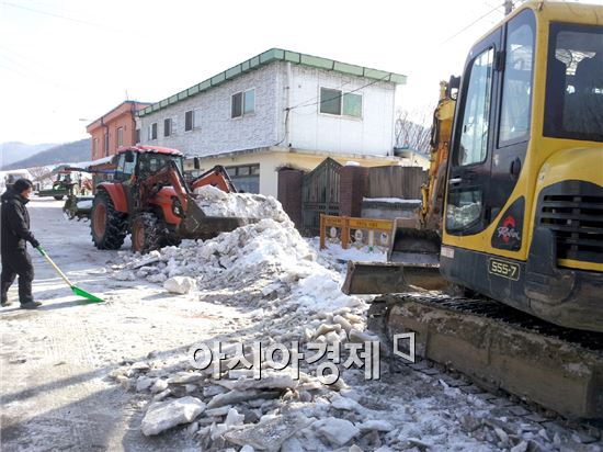 순창군이 겨울철 눈피해로 발생하는 도로위 교통 및 안전사고 제로화 도전에 나섰다.
