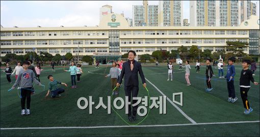 [포토]초등학생과 줄넘기하는 조희연 교육감