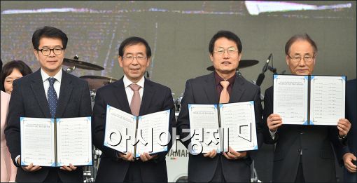 [포토]박원순·조희연 "혁신교육 하겠습니다"