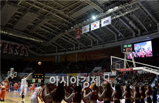 [포토]프로농구 안양-인천 경기, '조명 이상으로 지연'