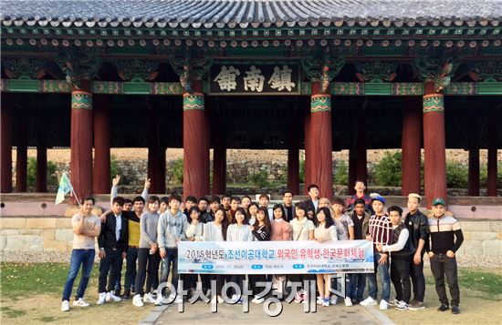 조선이공대학교(총장 최영일) 국제교류원은 20일 중국, 베트남, 네팔 유학생과 어학연수생 등 45명을 대상으로 전남 여수시에서 ‘한국문화체험’을 실시했다.
