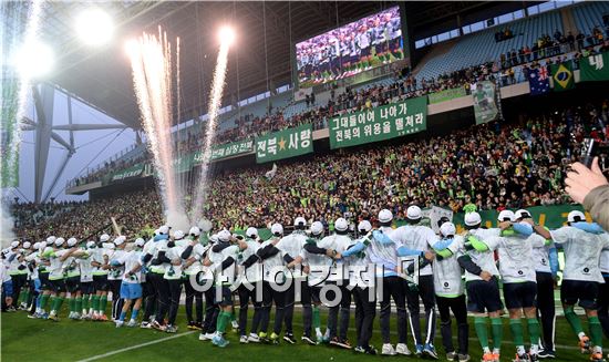 [포토]전북 현대, '우승의 기쁨은 팬들과 함께'