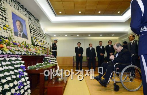 [포토]故김영삼 전 대통령 조문하는 김종필 전 총리 