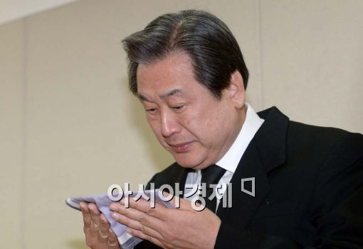 [포토]눈시울 붉힌 김무성 대표 
