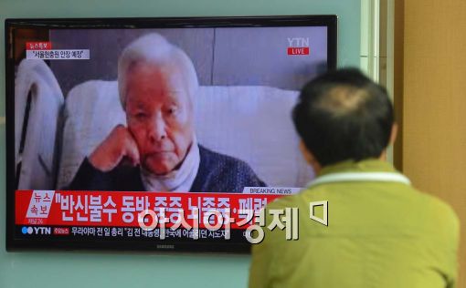 [포토]故 김영삼 전 대통령 서거소식 지켜보는 시민들 