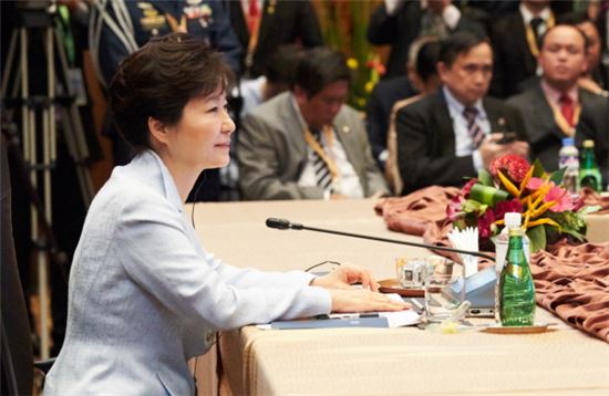 박근혜 대통령이 22일 말레이시아 쿠알라룸푸르 컨벤션센터에서 열린 한-ASEAN 정상회의에 참석해 발언하고 있다.(사진제공 : 청와대)