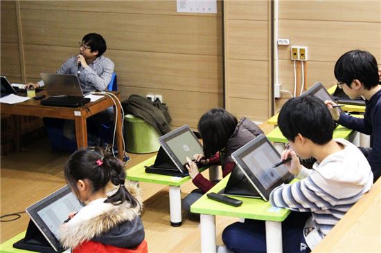 "웹툰 창작 체험" 와콤, 전국 도서관에 태블릿 구축