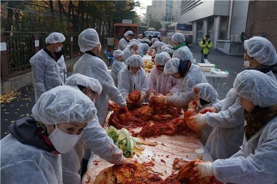 이지웰가족복지재단, 가족과 함께 하는 '아삭아삭 김장나눔' 봉사