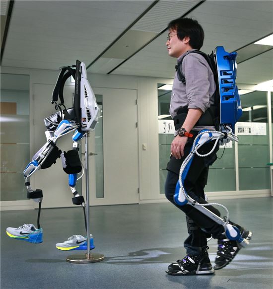현대기아차 중앙연구소 인간편의연구팀 연구원이 '의료형' 보행보조 착용로봇을 직접 착용한 모습. / 