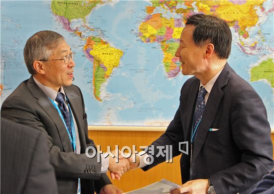 국제원자력기구(IAEA) 다주 양 사무부총장이 아시아·오세아니아 핵의학회 범희승 회장과 핵의학 교육 협력을 위한 협정을 체결한 뒤 악수하고 있다.