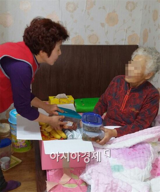 함평군여성자원봉사회(회장 정영순)는 최근 관내 독거노인 50가구에 직접 만든 밑반찬과 과일, 라면 등을 전달하고 위로했다. 사진제공=함평군
