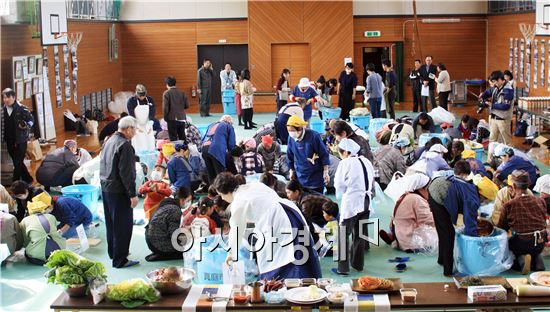 22일 일본 오카야마현 마니와시 아쿠치 초등학교에서 오타 노보루(太田 昇) 마니와 시장을 비롯한 현지 주민, 오카야마 현립대학생, 언론인 등 120여 명이 참여한 가운데 ‘전남 김치 만들기 체험행사’를 가졌다.