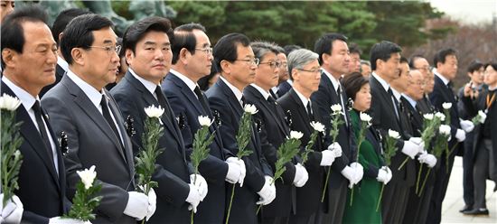 [YS서거] 與 의원들 합동 분향 "개혁정신 받들 것"