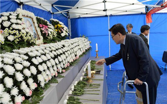 유덕열 동대문구청장이 23일 무릎관절 수술로 불편한 몸을 이끌고 오전 일찍 구청 앞 광장에 마련된 분향소를 찾아 분향하고 있다. 
