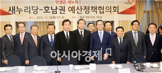 윤장현 광주광역시장은 23일 오전 국회에서 새누리당 김무성 대표, 이정현 최고위원, 김정훈 정책위의장, 김재경 예결위원장 등이 참석한 가운데 열린 ‘새누리당-호남권 예산·정책협의회’에서 내년도 핵심 현안사업 10건의 국비 반영을 요청하고 기념촬영을 하고있다.사진제공=광주시