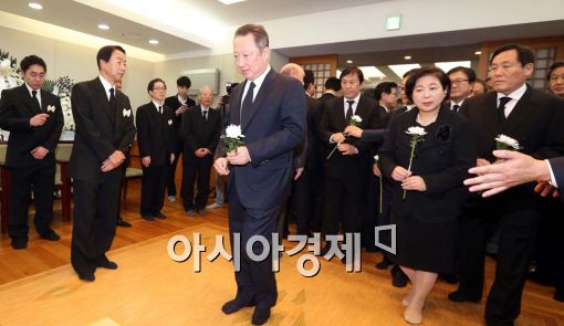 [포토]YS 빈소 찾은 박용만 회장-현정은 회장 