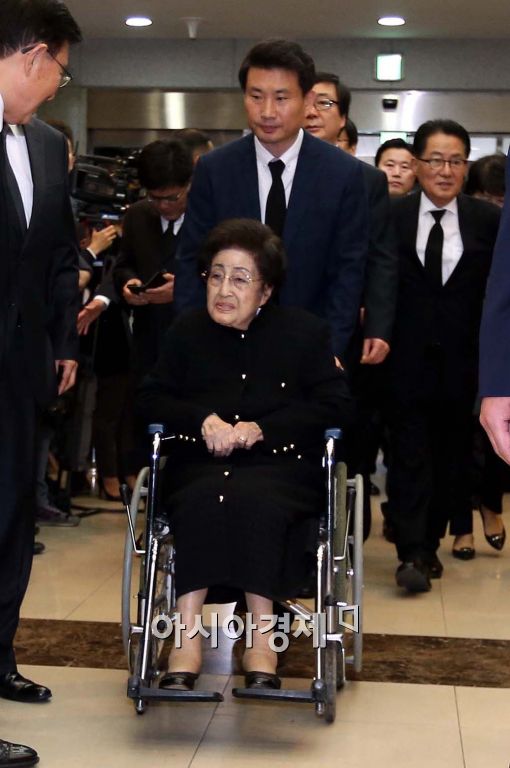 이희호 여사가 23일 오후 고(故) 김영삼 전 대통령의 빈소가 마련된 서울대병원 장례식장에 들어서고 있다.