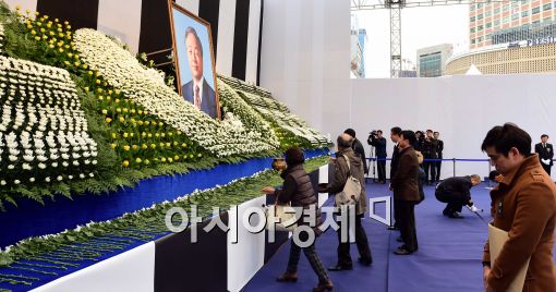 [포토]김영삼 전 대통령 서거....조문하는 시민들