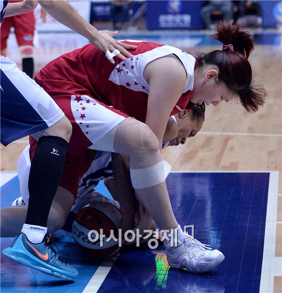 [포토]치열한 루즈볼 다툼 