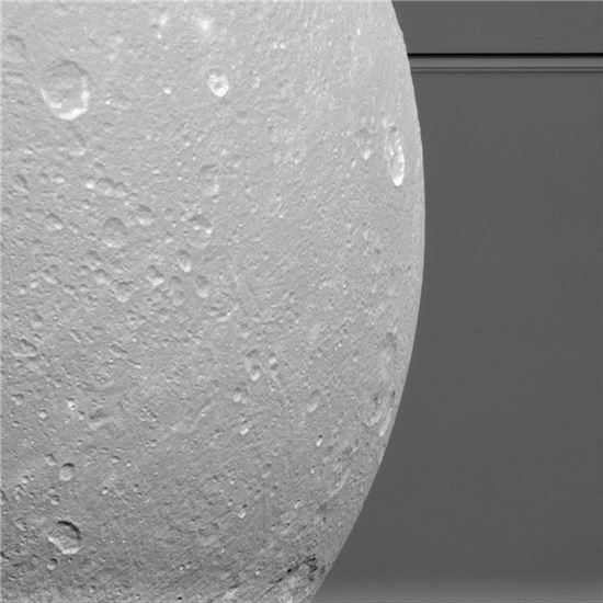 [스페이스]큼직한 얼음달…토성의 디오네
