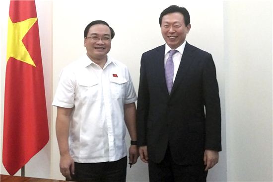 신동빈 회장은 23일, 베트남 하노이에서 황 쭝 하이(Hoang Trung Hai) 베트남 부총리(사진 왼쪽)을 만나 현지 사업에 대해 설명하고 투자확대를 위한 협력방안에 대해 논의했다.
