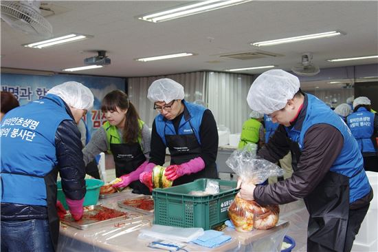 알리안츠생명 직원들이 '맛있는 겨울나기, 사랑의 김장' 봉사활동에 참여해 김장김치를 담그고 있다.