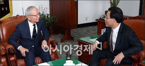 [포토]국회 정보위 출석한 이병호 국정원장