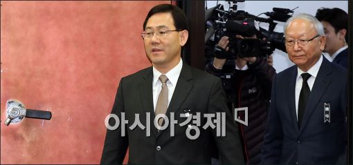 [포토]국회 정보위 출석하는 이병호 국정원장