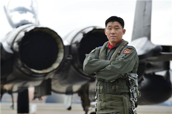 '2015 보라매 공중사격대회'에서 공군 제11전투비행단 122전투비행대대 소속 F-15K 조종사 안영환(36) 소령이 탑건에 뽑혔다.