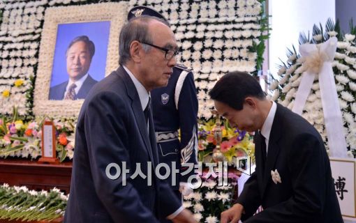 [포토]YS 빈소 찾은 이홍구 전 국무총리 